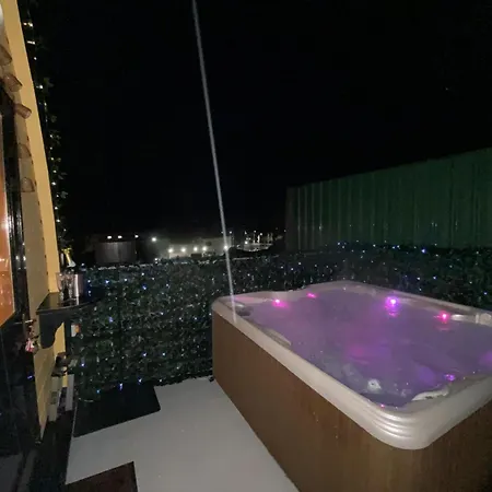 Arch Pod & Hot Tub Apartment