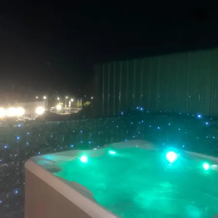 Arch Pod & Hot Tub *