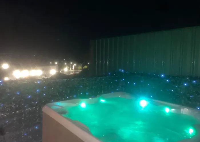 Arch Pod & Hot Tub *